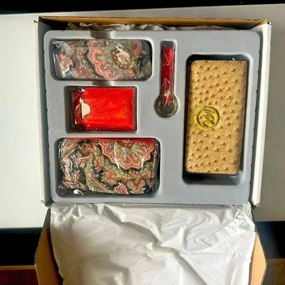 New Emilie M Essentials Box - Picture 1 of 5